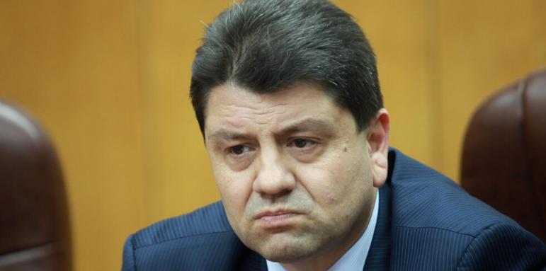 ГЕРБ проветрява листите. Намига на Хр. Иванов